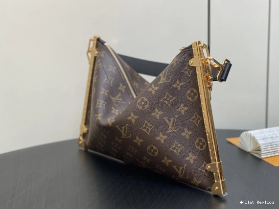 Affordable VUITTON Lucky LOUIS Trunk 0822